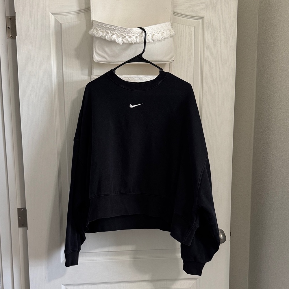 Woman’s Nike Black Crewneck Sweatshirt
